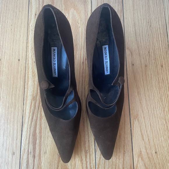 Manolo Blahnik brown suede heel. Size 40.5. Excellent pre-owned condition. - Picture 4 of 6
